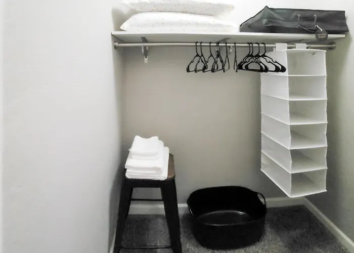 Modern Art House In Midtown, Pet Friendly Ferienhaus