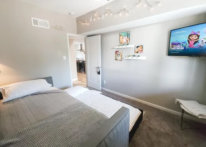 Modern Art House In Midtown, Pet Friendly *