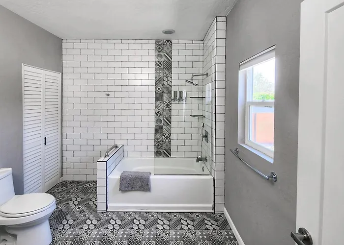 Modern Art House In Midtown, Pet Friendly Ferienhaus