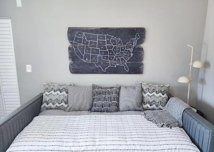 Modern Art House In Midtown, Pet Friendly Ferienhaus