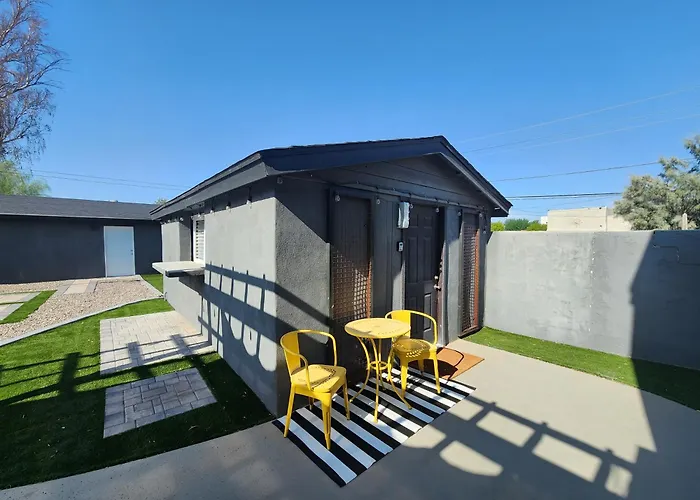 Modern Art House In Midtown, Pet Friendly