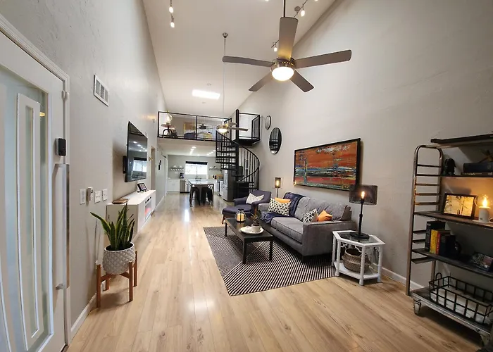 Modern Art House In Midtown, Pet Friendly Ferienhaus