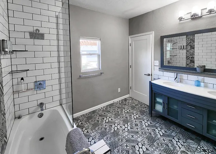 Modern Art House In Midtown, Pet Friendly
