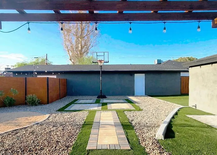 Modern Art House In Midtown, Pet Friendly