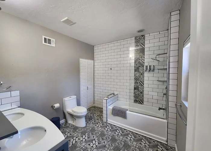 Modern Art House In Midtown, Pet Friendly