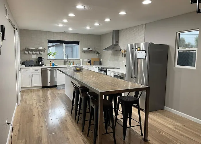 Modern Art House In Midtown, Pet Friendly